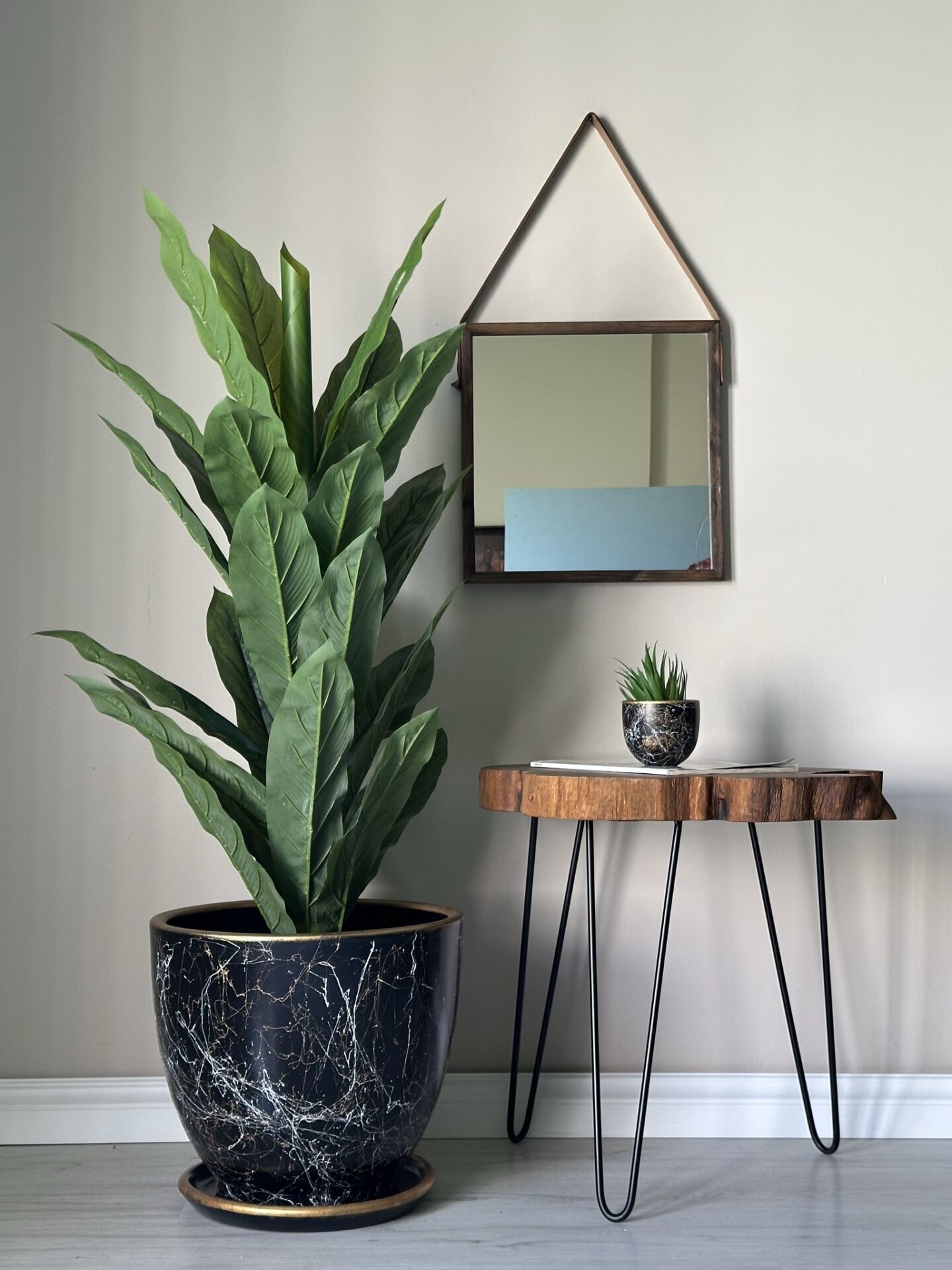 Lily Klasik Saksı Tabaklı Yükseklik 30cm Çap 32cm Siyah-Beyaz-Gold