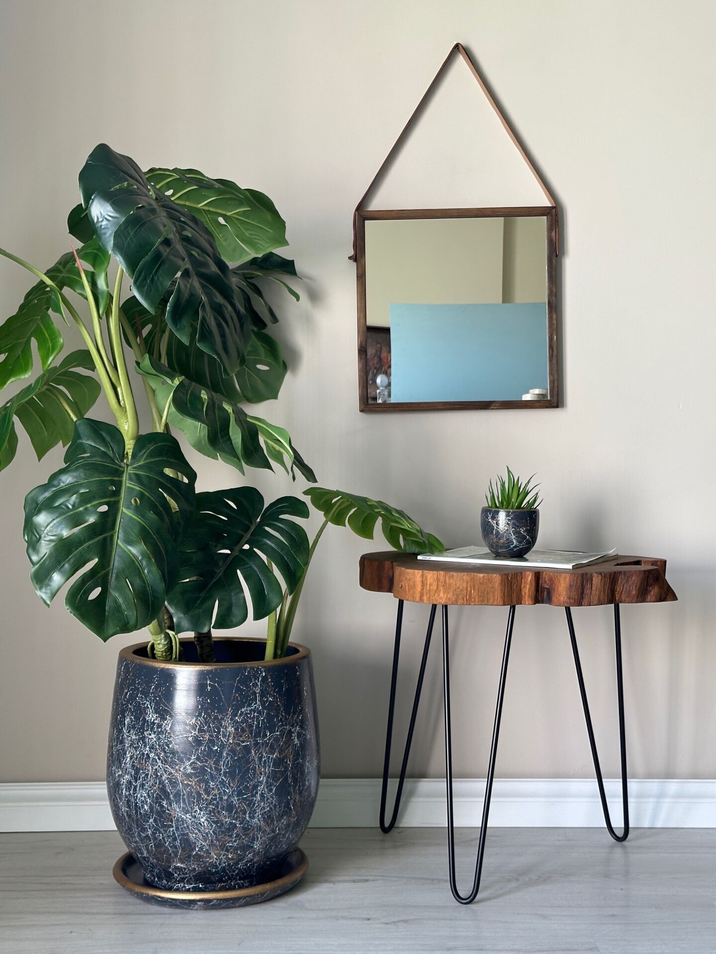 Armut Saksı Tabaklı Yükseklik:32cm Çap:26cm Antrasit-Beyaz-Gold
