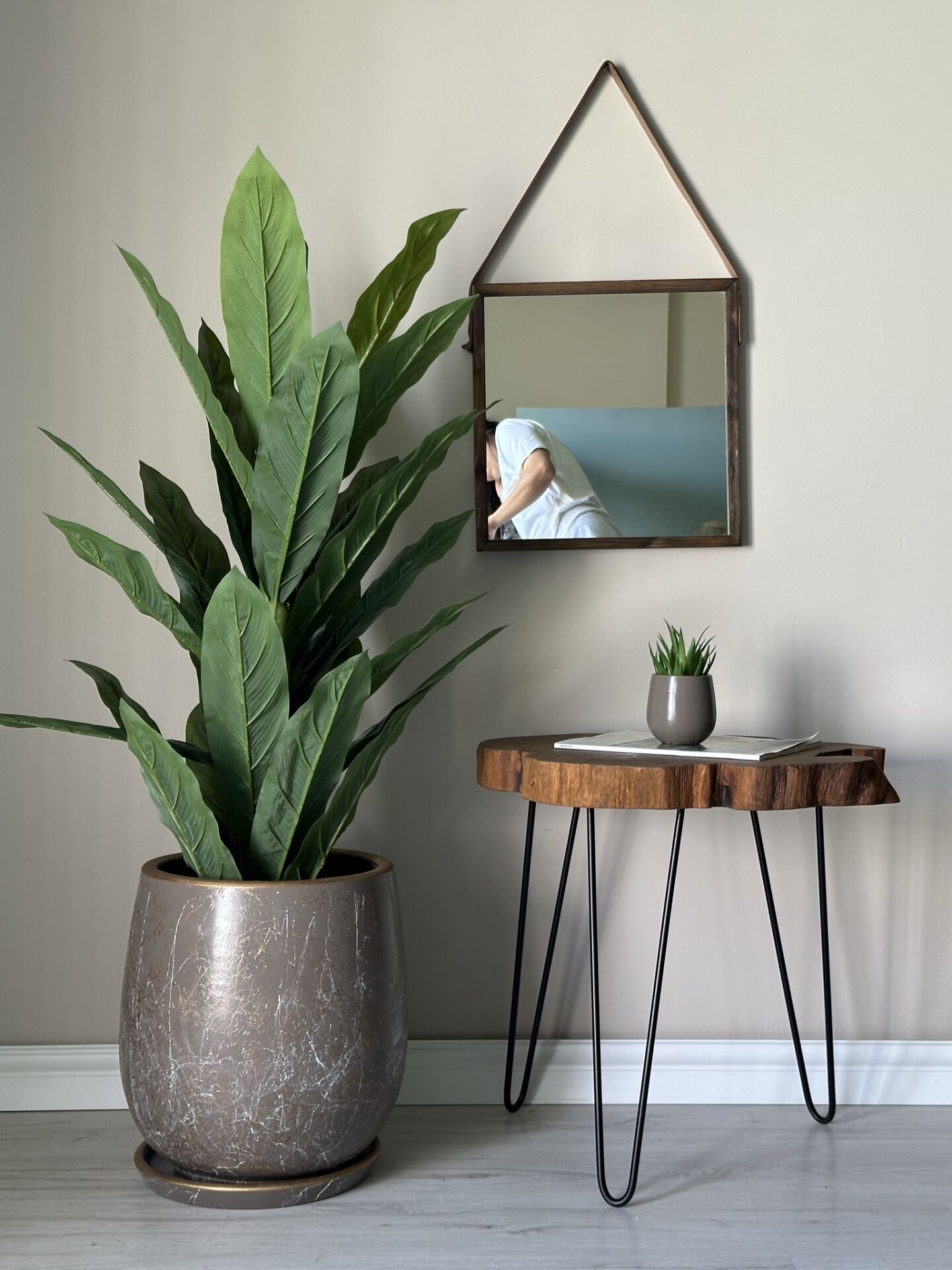 Armut Saksı Tabaklı Yükseklik:32cm Çap:26cm Vizon-Beyaz-Gold