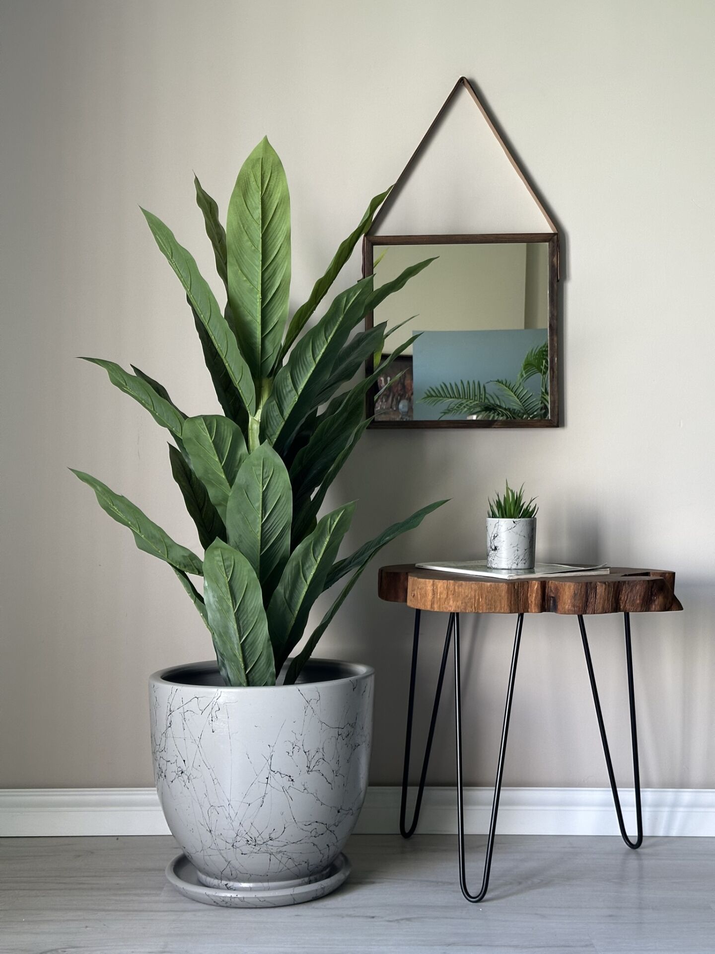 Mia Seri Klasik Saksı Tabaklı Yükseklik 30cm Çap 32cm Granit Siyah Mermer Desenli
