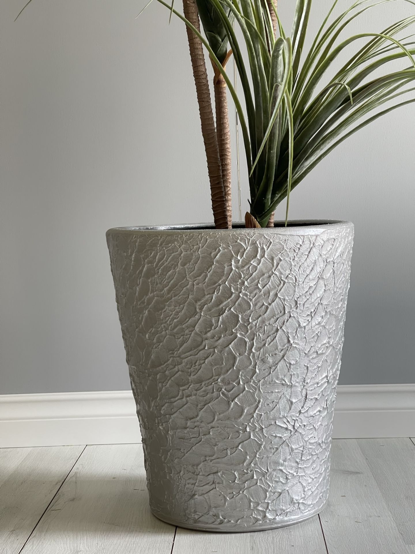Uzun Konik Kabartmalı Saksı Tabaklı Yükseklik 22cm Çap 24cm Gümüş