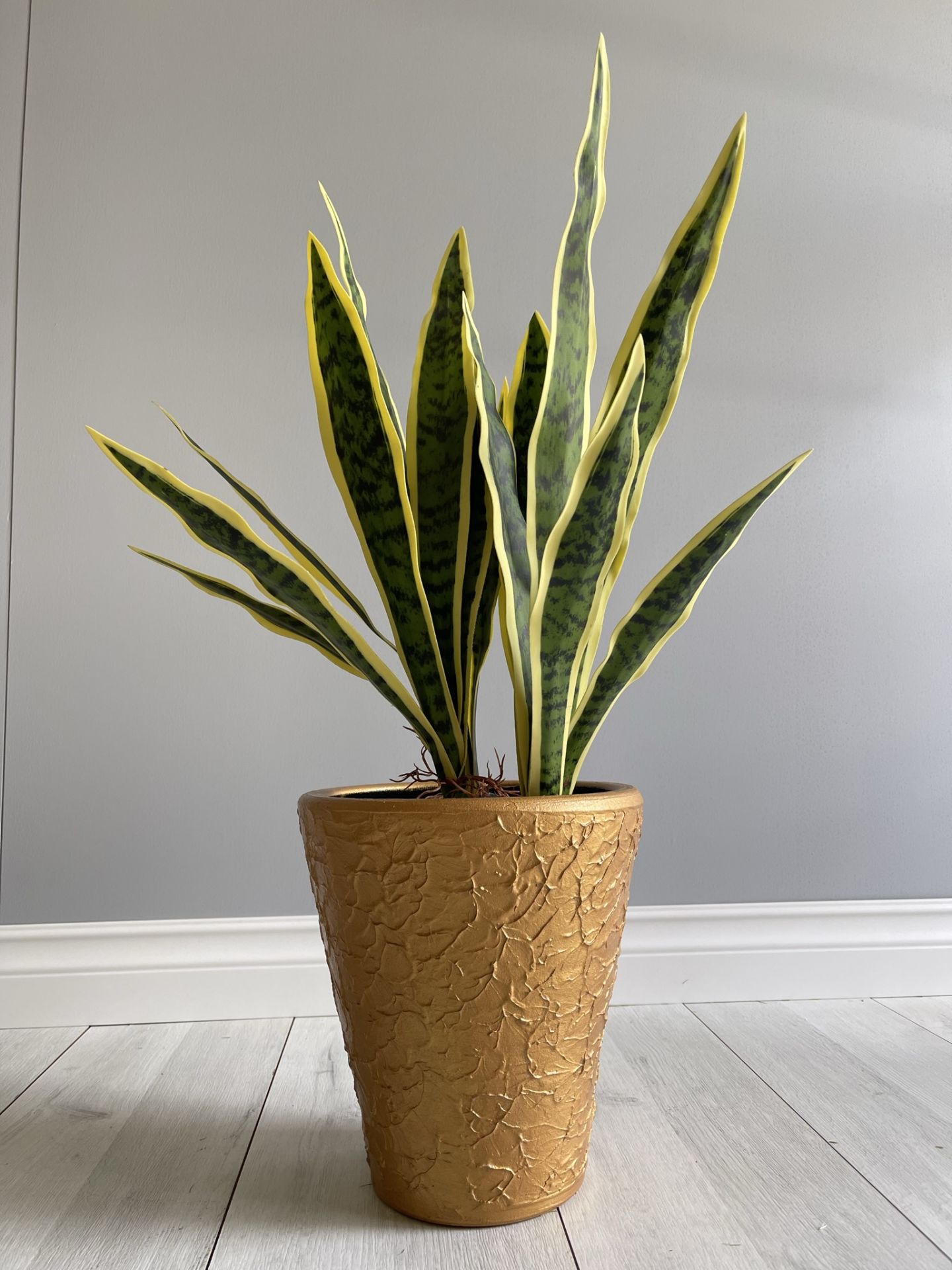 Uzun Konik Kabartmalı Saksı Tabaklı Yükseklik 22cm Çap 24cm Gold