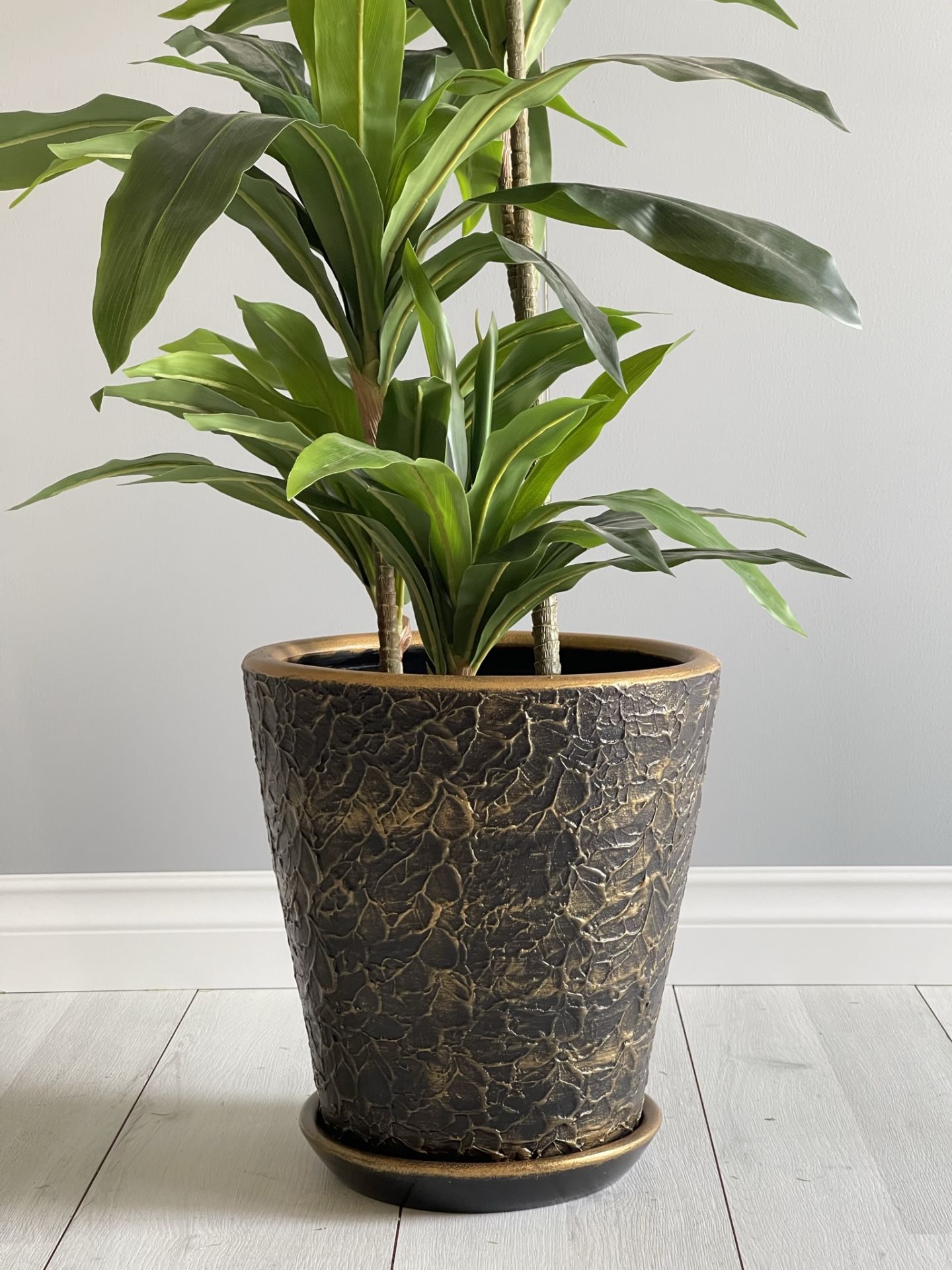 Uzun Konik Kabartmalı Saksı Tabaklı Yükseklik 22cm Çap 24cm Siyah Gold