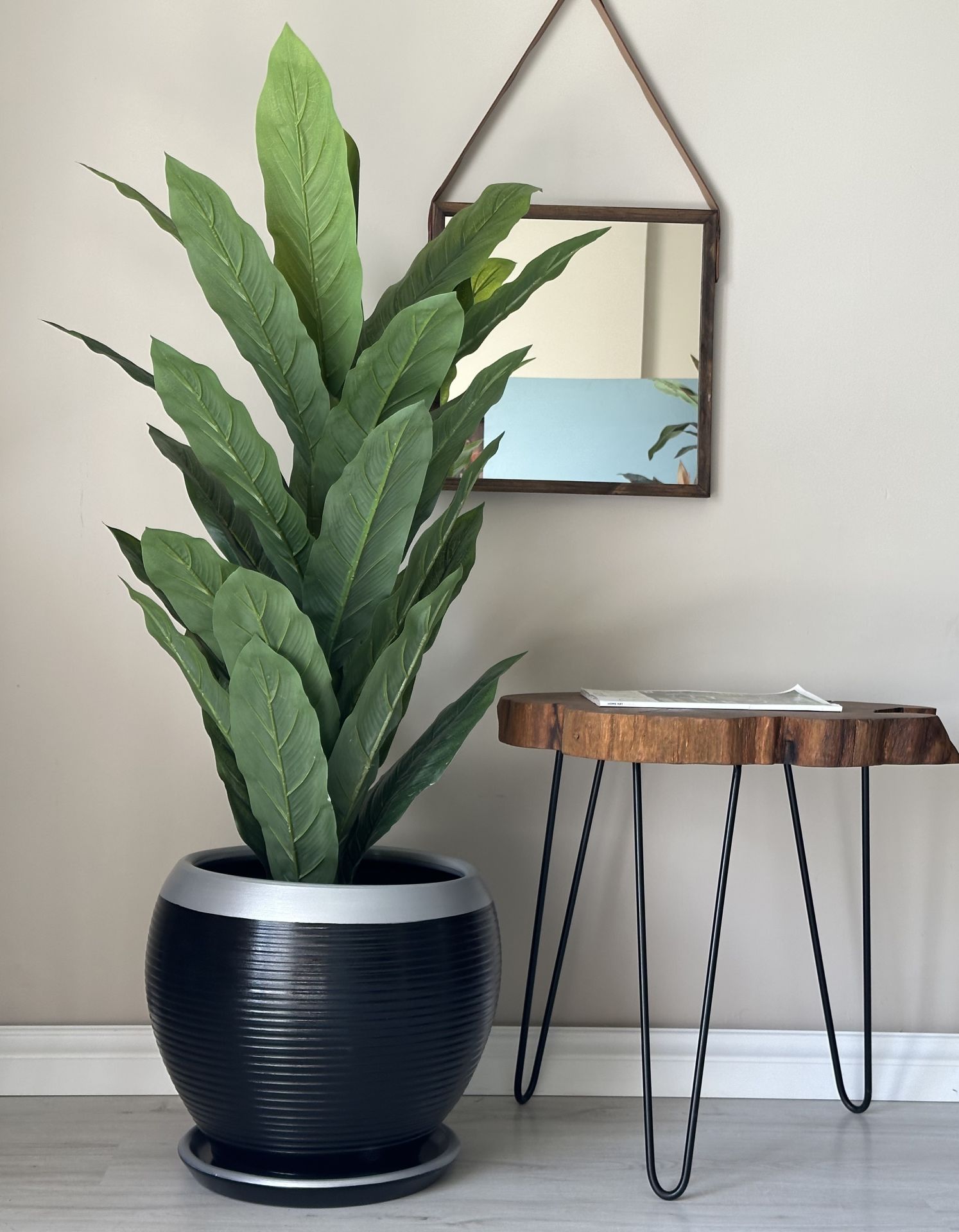 Küre Saksı-Çizgili Siyah Gümüş