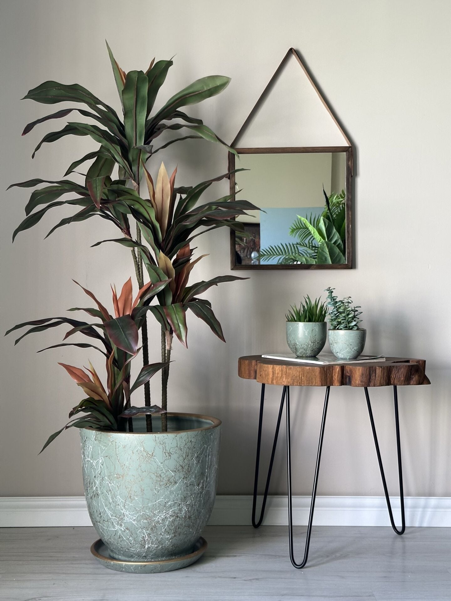 Lily Seri Klasik Saksı Tabaklı Yükseklik 38cm Çap 40cm Mint Yeşili-Beyaz-Gold