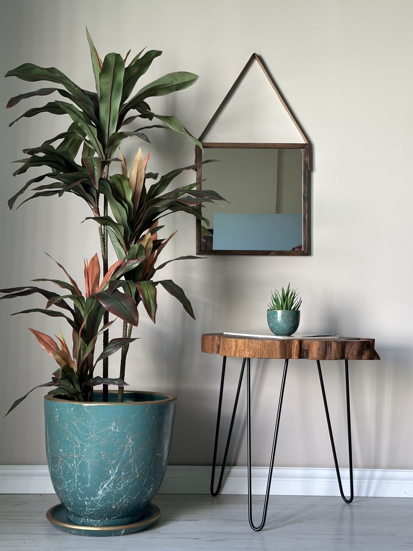 Lily Seri Klasik Saksı Tabaklı Yükseklik 38cm Çap 40cm Zümrüt-Beyaz-Gold