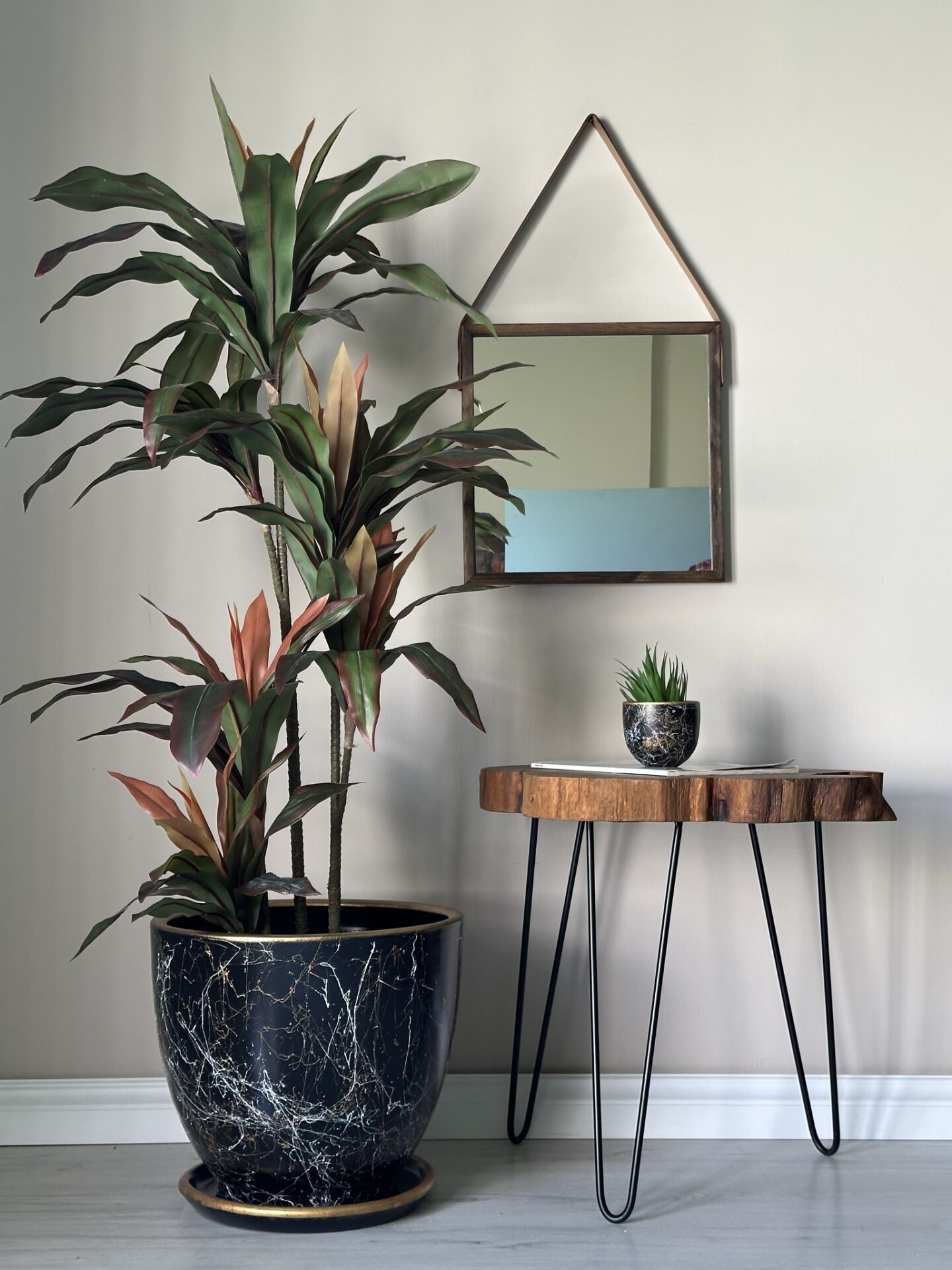 Lily Seri Klasik Saksı Tabaklı Yükseklik 38cm Çap 40cm Siyah-Beyaz-Gold