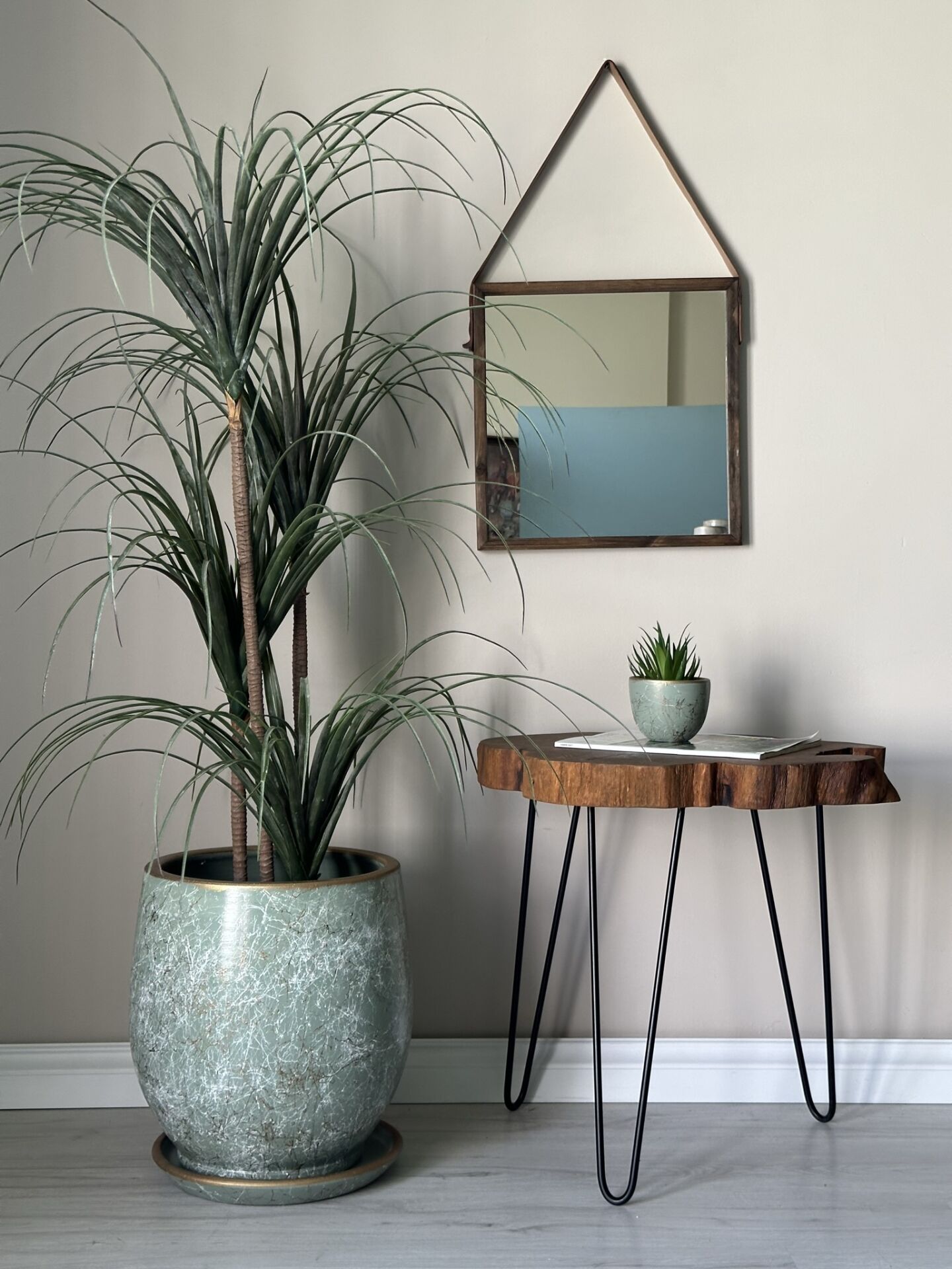 Armut Saksı Tabaklı Lily -Mint Yeşili Beyaz Gold