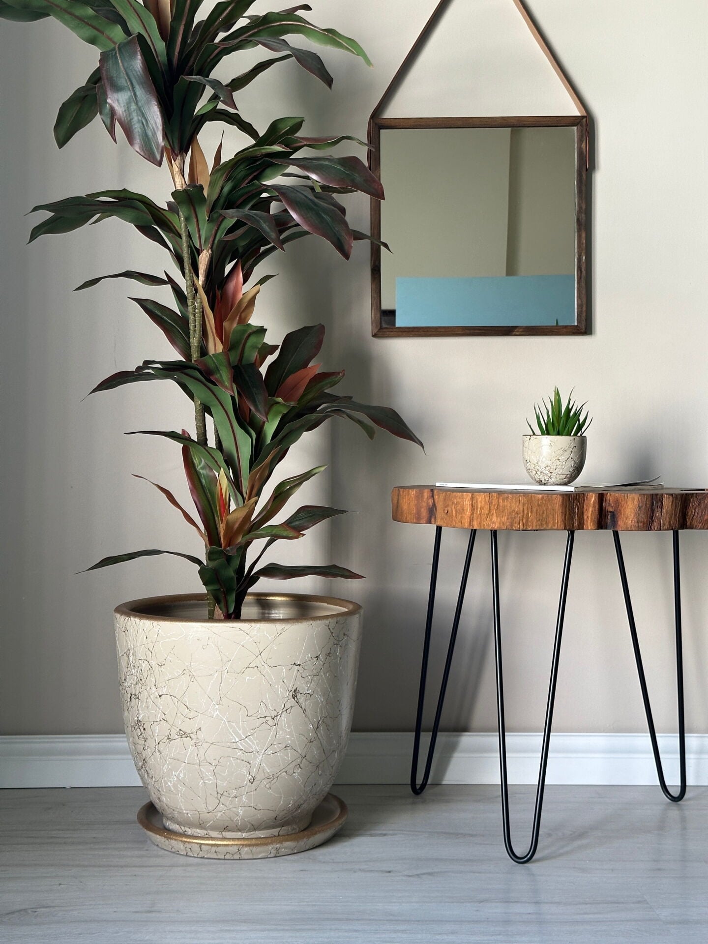 Lily Seri Klasik Saksı Tabaklı Yükseklik 38cm Çap 40cm Taş-Beyaz-Gold