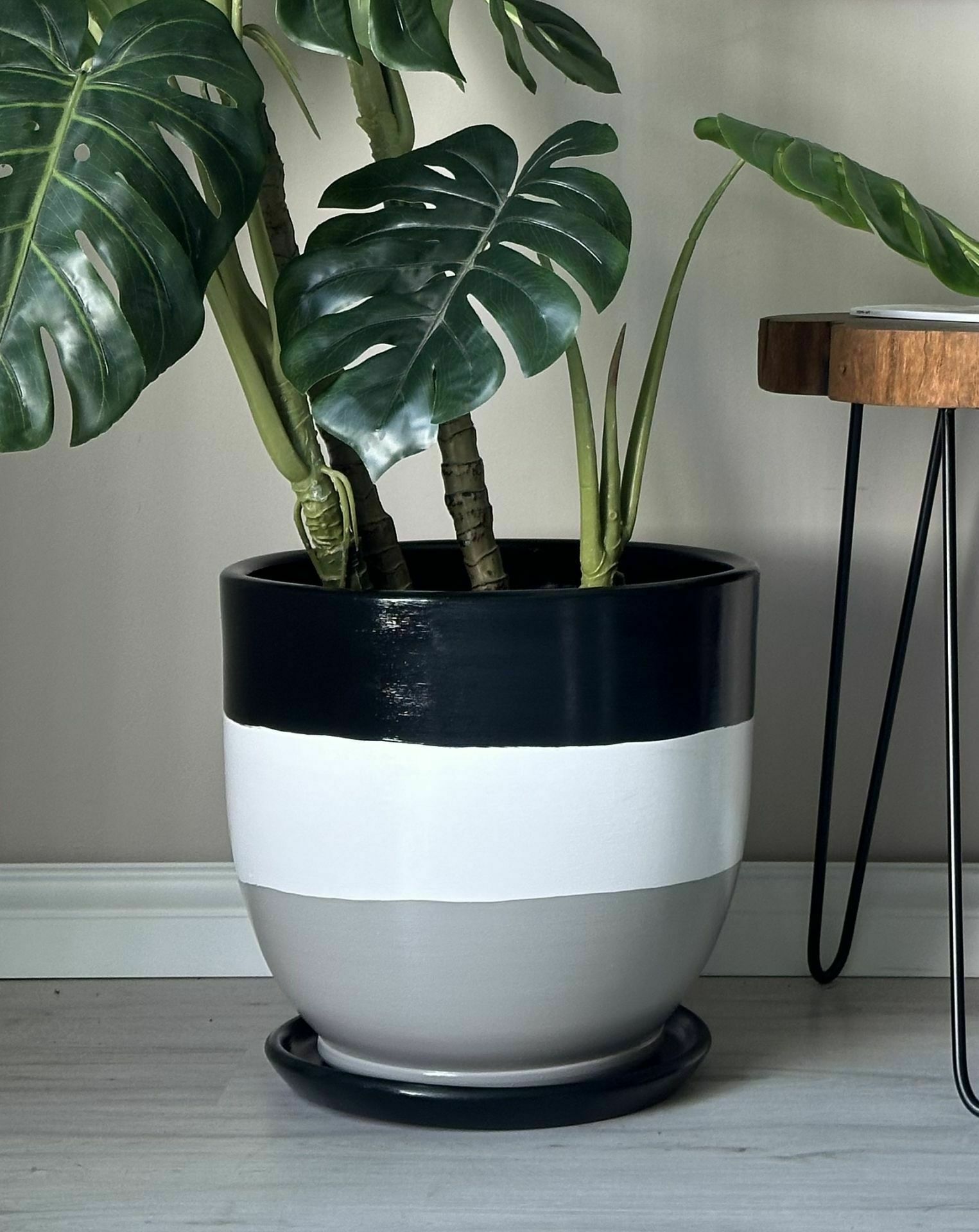 10 Lt Saksı Klasik Saksı Tabaklı Yükseklik 23cm Çap 25cm Siyah-Beyaz-Granit